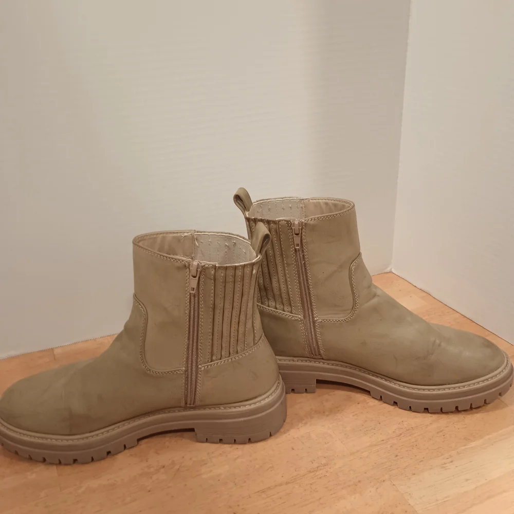 Time And Tru Taupe Chunky Lug Sole Ankle Boots Size 11